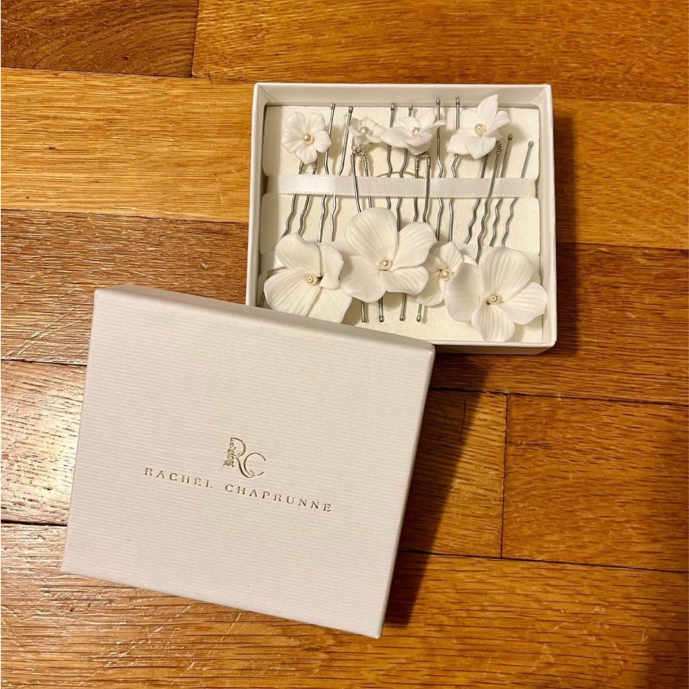 NWT Rachel Chaprunne Set of 8 White Ceramic Flower Hairpins with Pearl Details